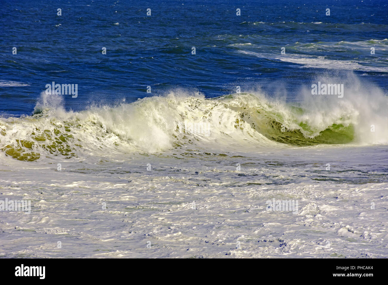 Onde tempestose con schiuma Foto Stock