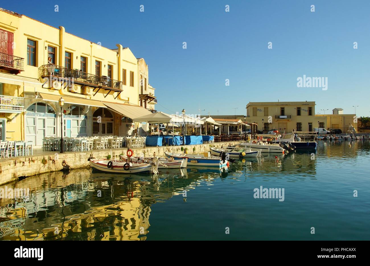 Mattina di sole nel porto della città vecchia Foto Stock