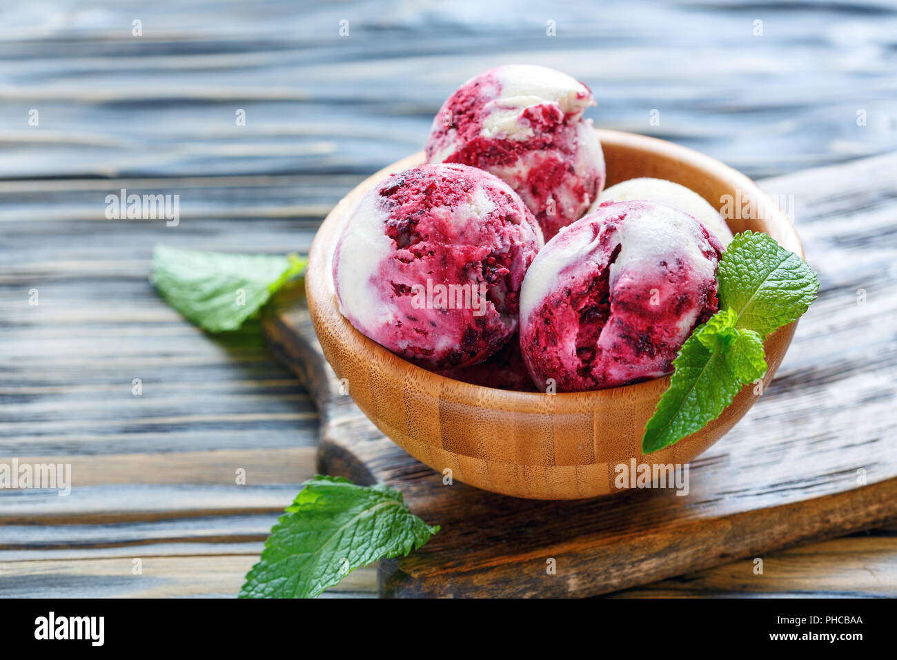 Delizioso gelato alla vaniglia con il ribes nero. Foto Stock