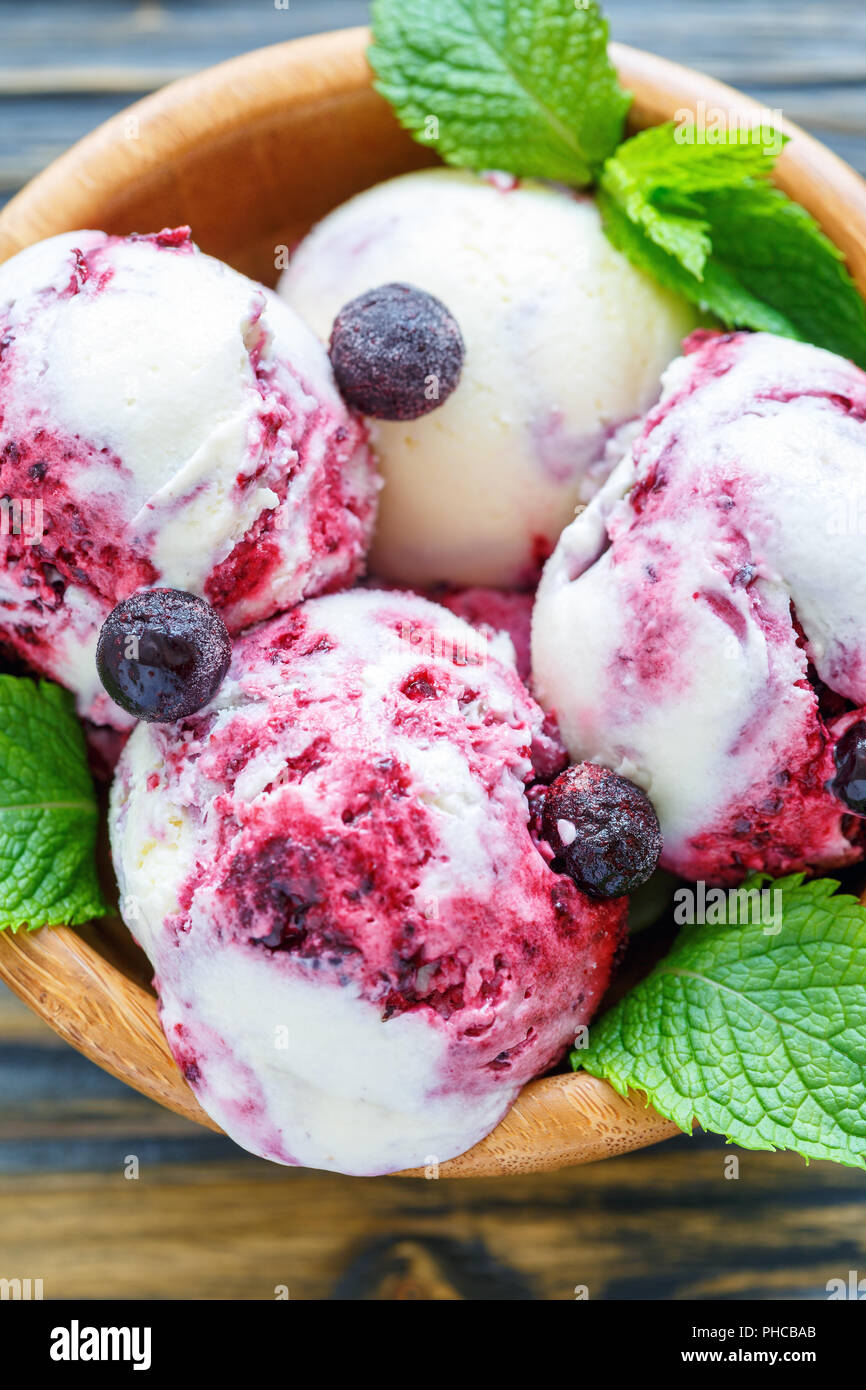 Palline di gelato con ribes closeup. Foto Stock