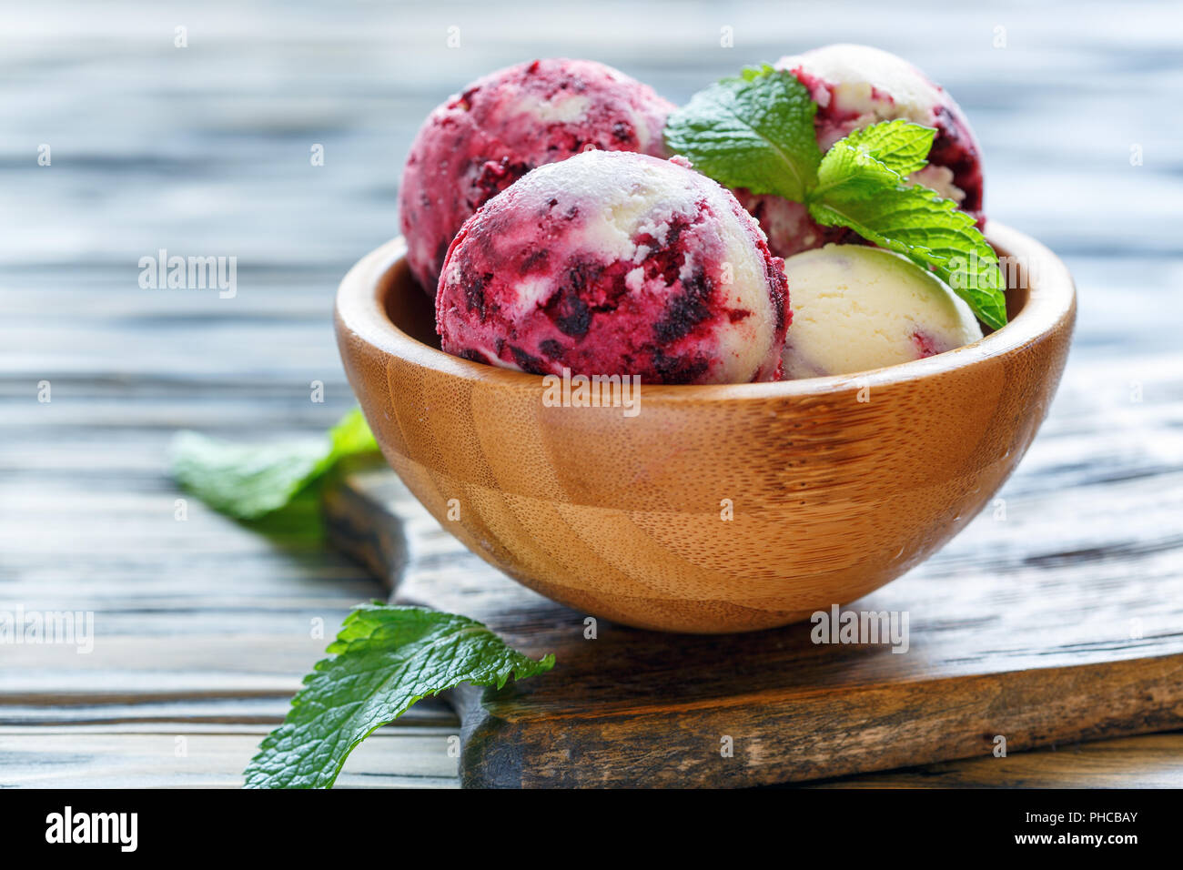 In casa di gelato alla vaniglia con il ribes nero. Foto Stock