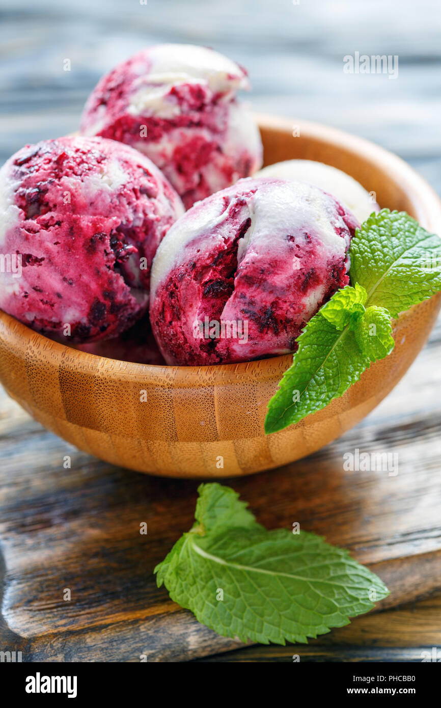 Gelato fatto in casa con ribes nero e foglie di menta. Foto Stock