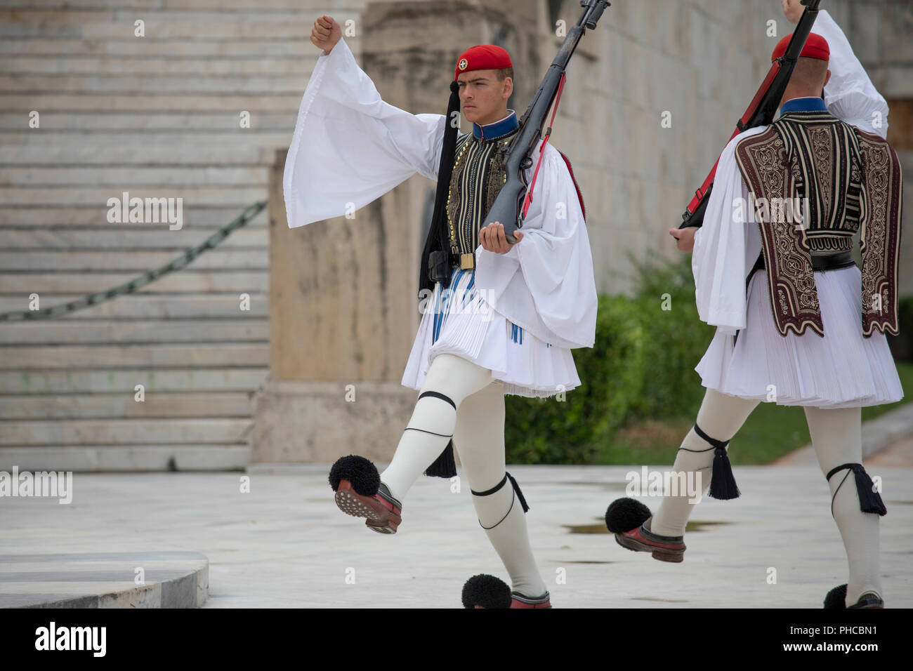 Il cambio della guardia ad Atene in Grecia presso la tomba del Milite Ignoto in Piazza Syntagma Foto Stock