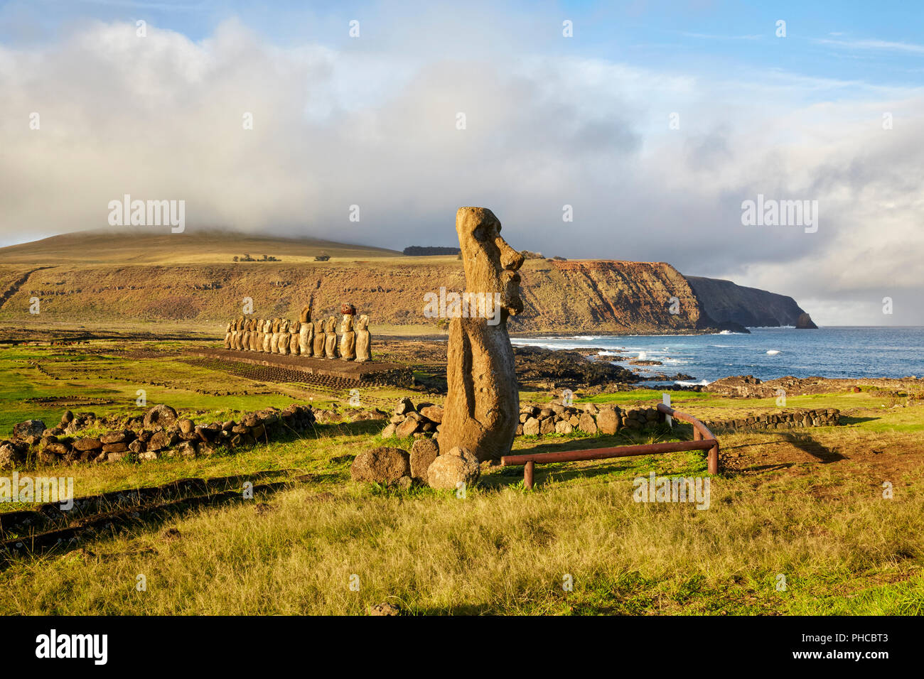 Viaggiare Moai, Ahu Tongariki, Rapa Nui, Isola di Pasqua, Isla de Pascua, Cile Foto Stock