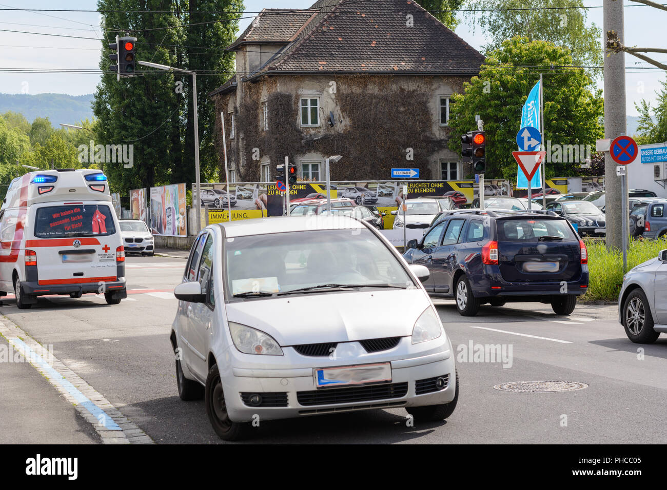 Salvataggio auto va con luce blu lampeggiante in corrispondenza di un incrocio Foto Stock