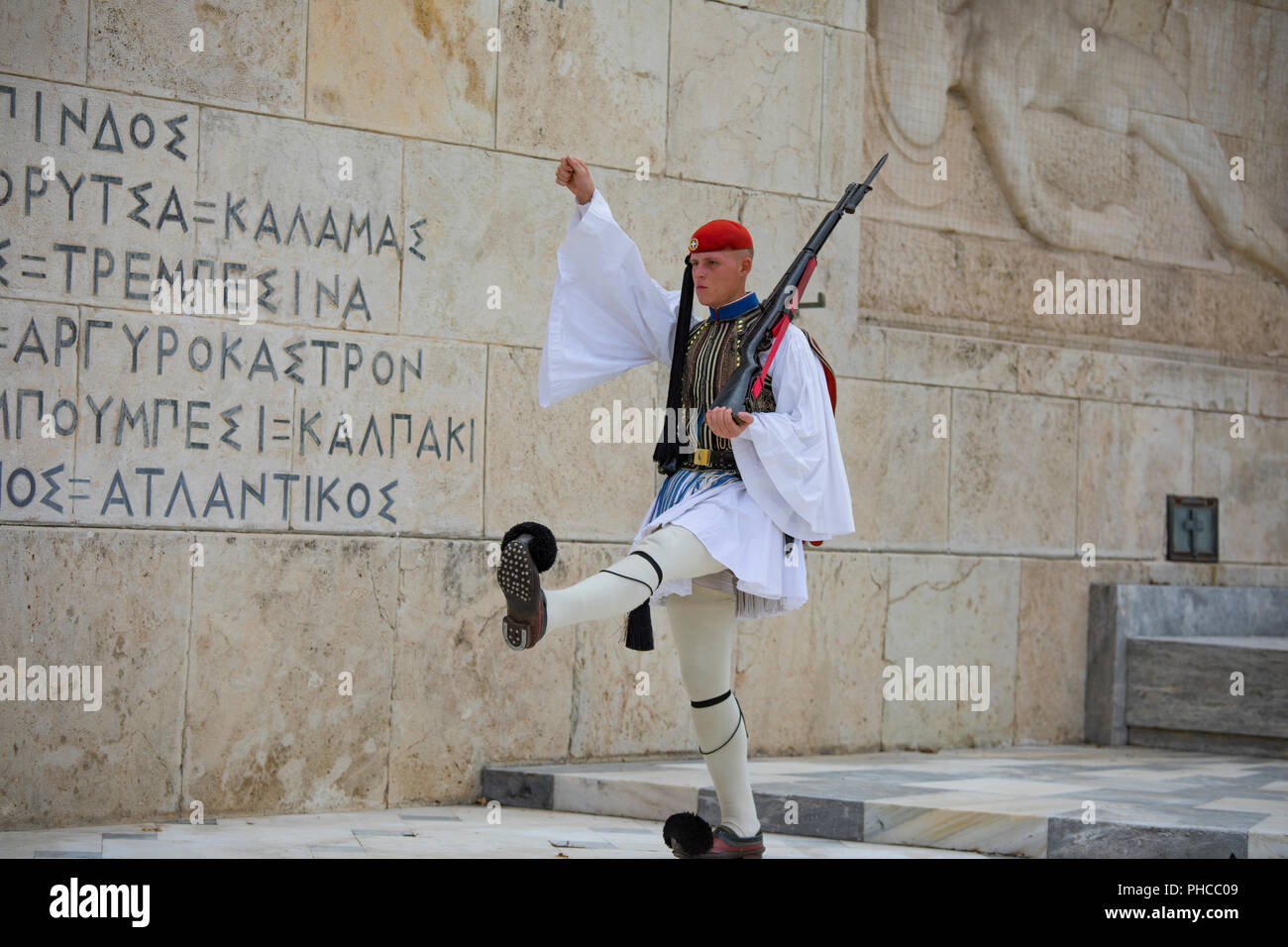 Il cambio della guardia ad Atene in Grecia presso la tomba del Milite Ignoto in Piazza Syntagma Foto Stock