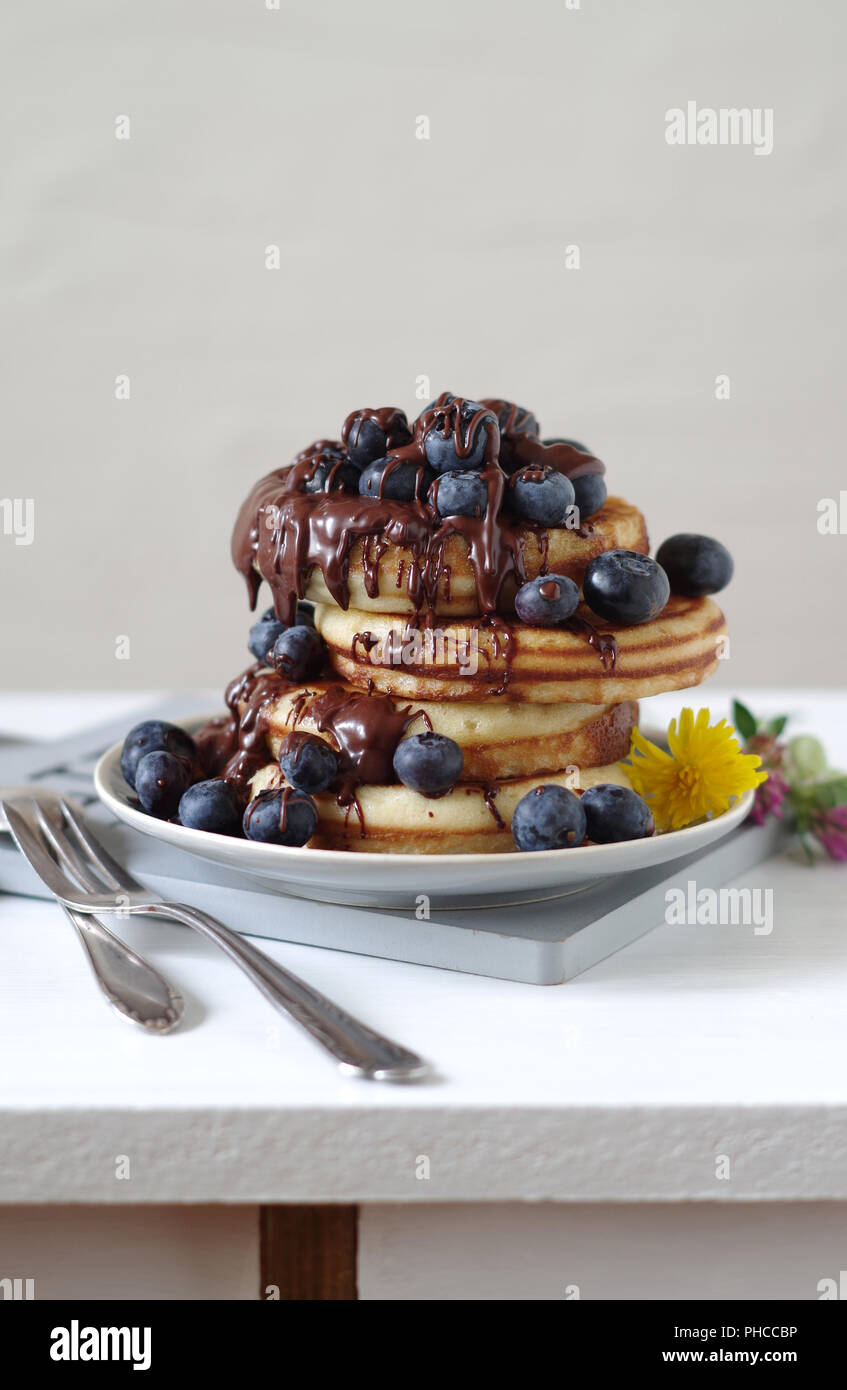Pancake con mirtilli e cioccolato sauche Foto Stock