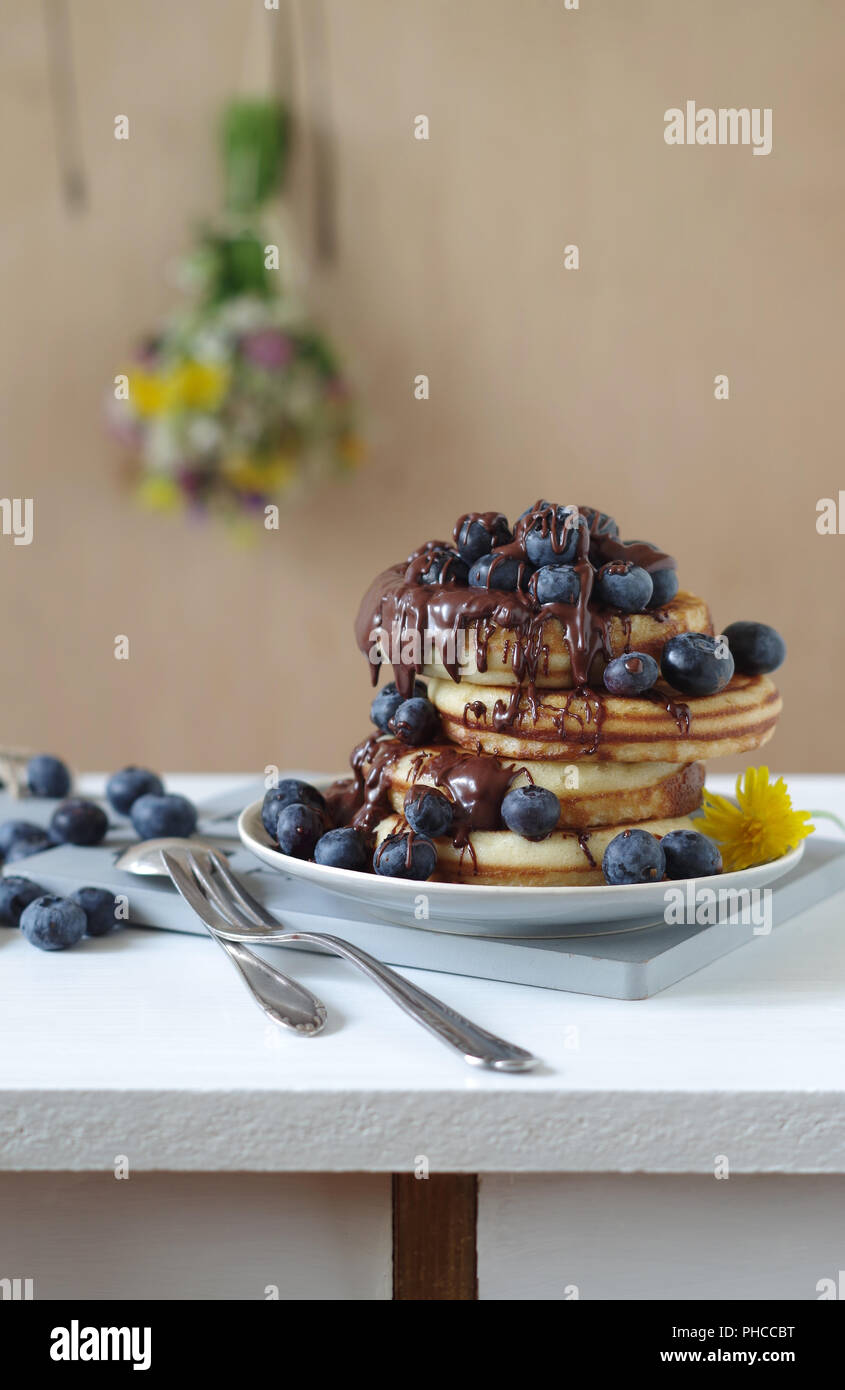 Pancake con mirtilli e cioccolato sauche Foto Stock