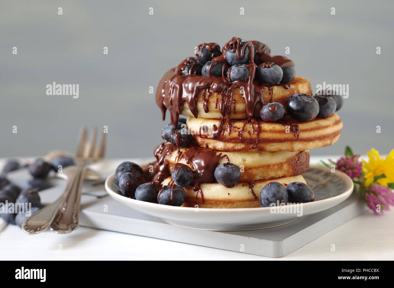 Pancake con mirtilli e cioccolato sauche Foto Stock