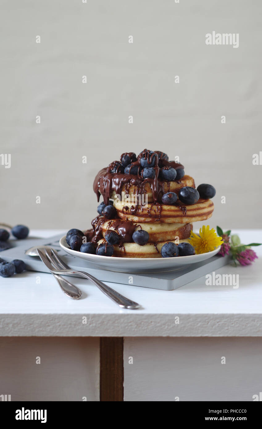 Pancake con mirtilli e cioccolato sauche Foto Stock