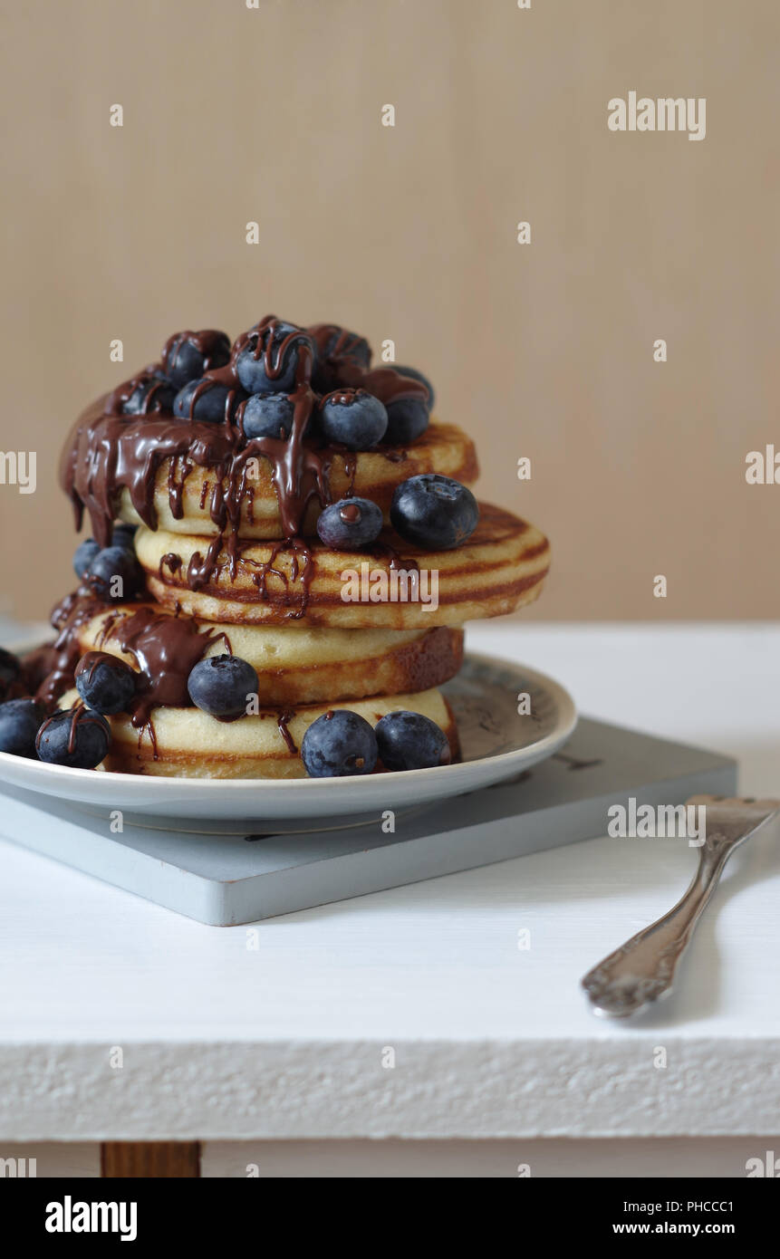 Pancake con mirtilli e cioccolato sauche Foto Stock