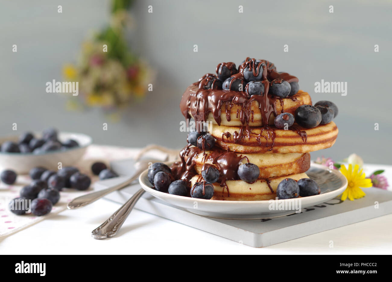 Pancake con mirtilli e cioccolato sauche Foto Stock