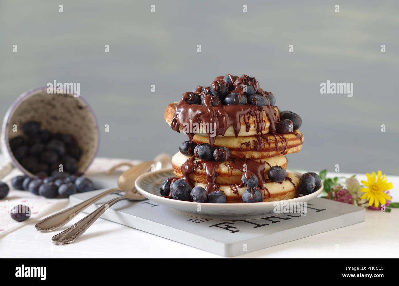 Pancake con mirtilli e cioccolato sauche Foto Stock