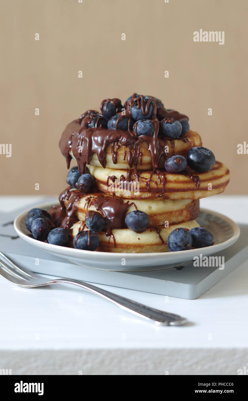 Pancake con mirtilli e cioccolato sauche Foto Stock