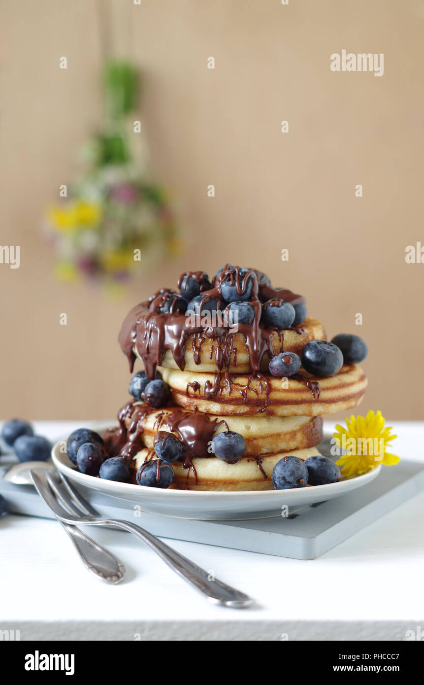 Pancake con mirtilli e cioccolato sauche Foto Stock