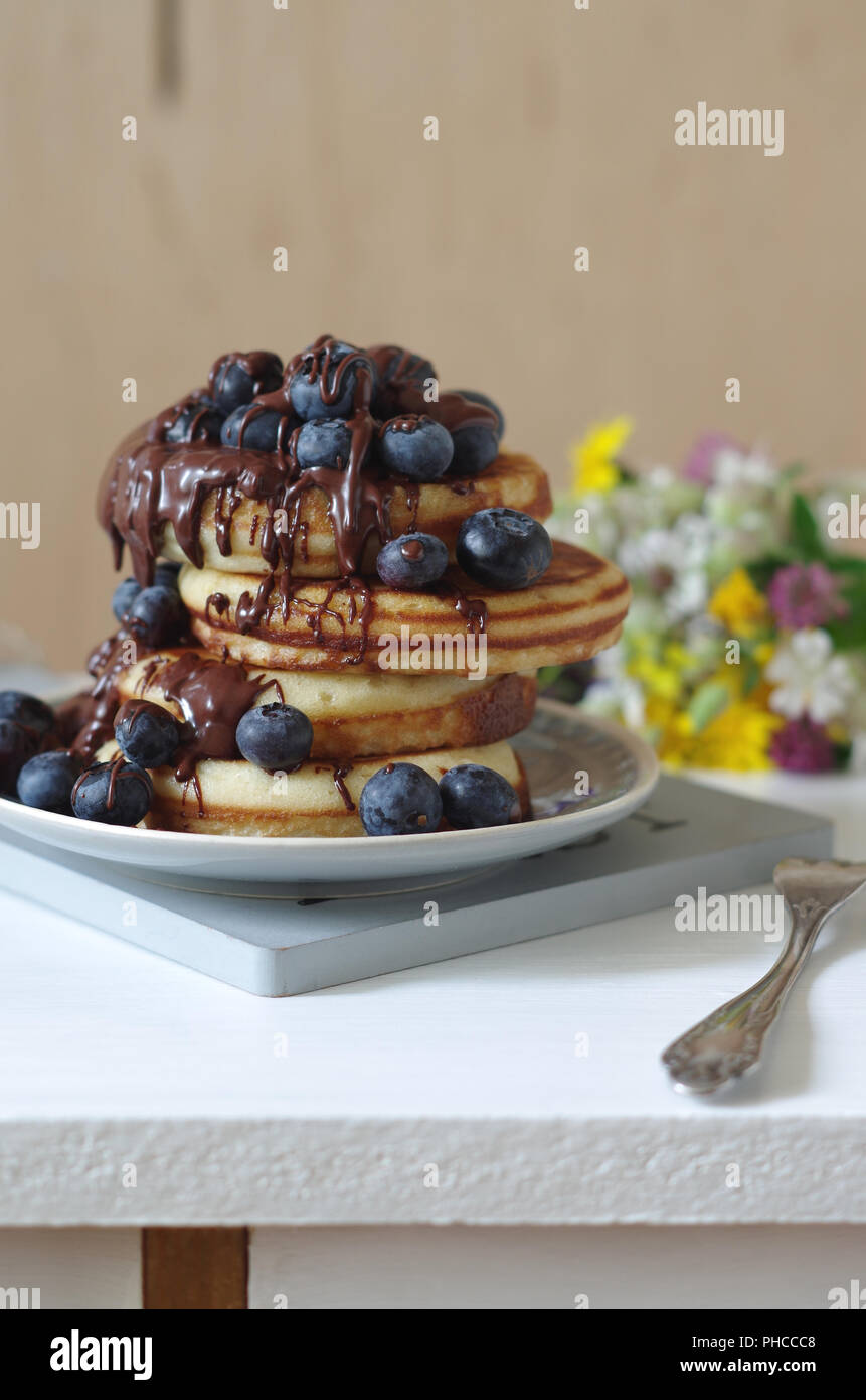 Pancake con mirtilli e cioccolato sauche Foto Stock