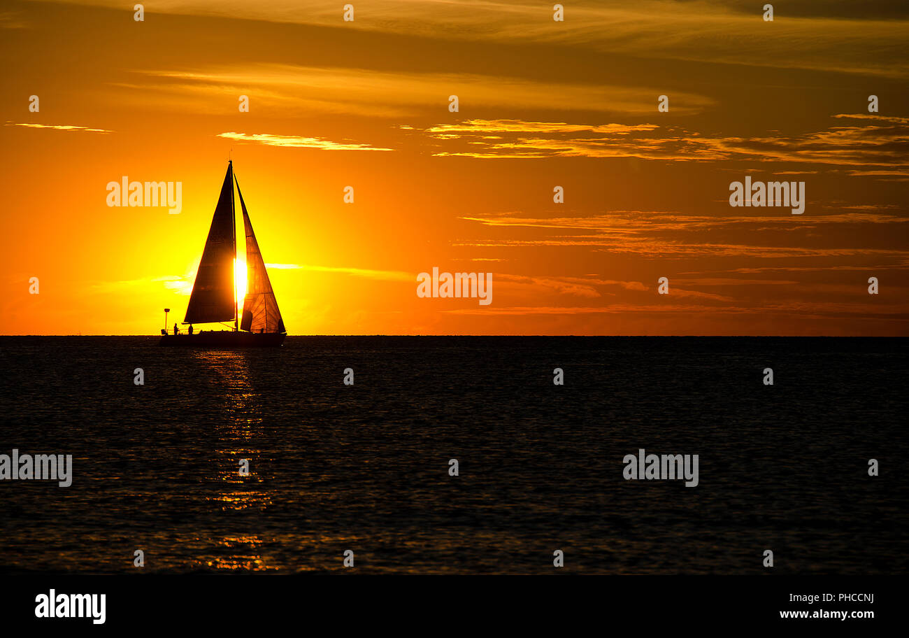 Silhouette di una barca a vela al tramonto sul Lago Michigan Foto Stock