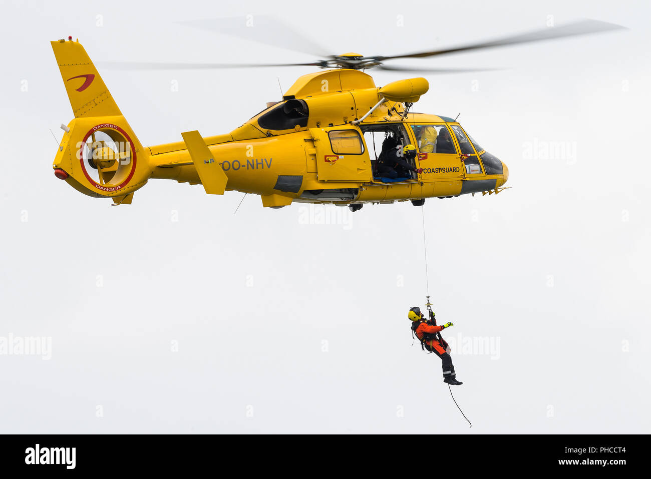 Un Eurocopter AS365 Delfino di ricerca e salvataggio in elicottero dell'elicottero civile operatore Noordzee Helikopters Vlaanderen (OPN). Foto Stock