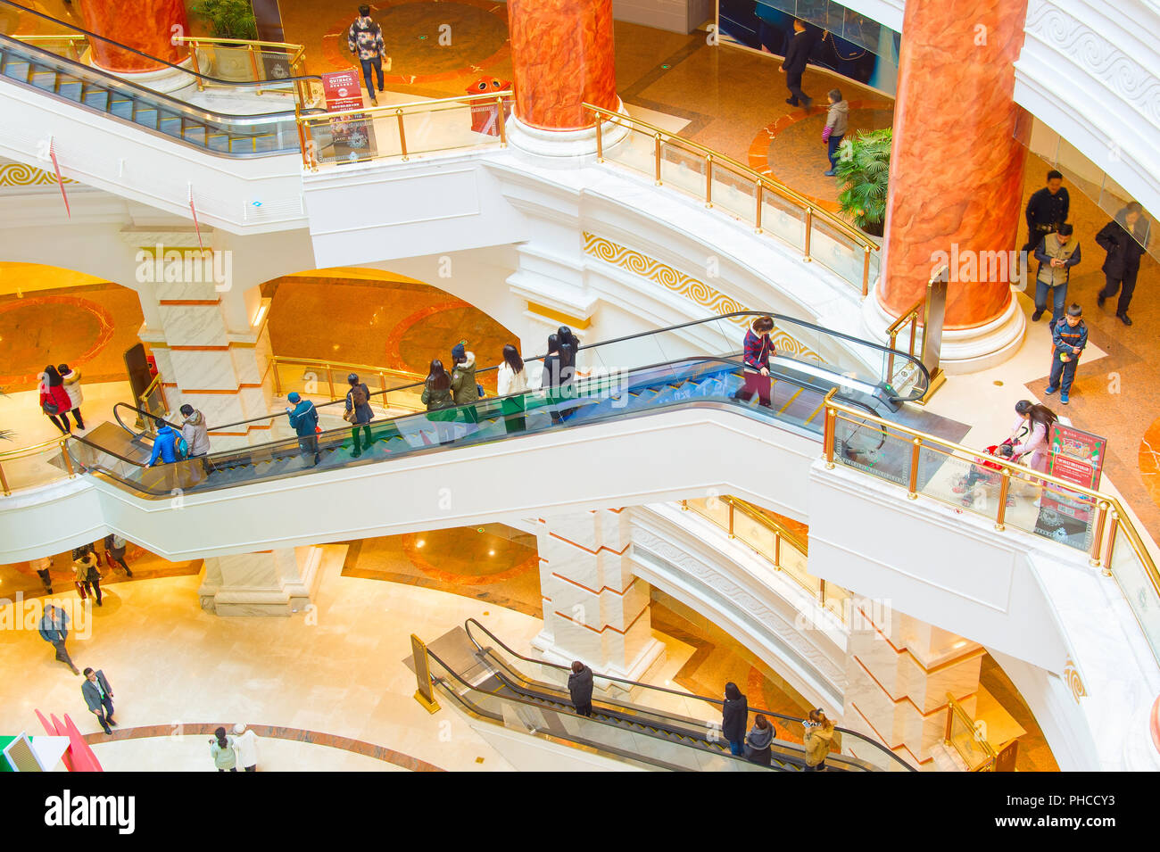 Escaltor al centro commerciale per lo shopping di Shanghai Foto Stock