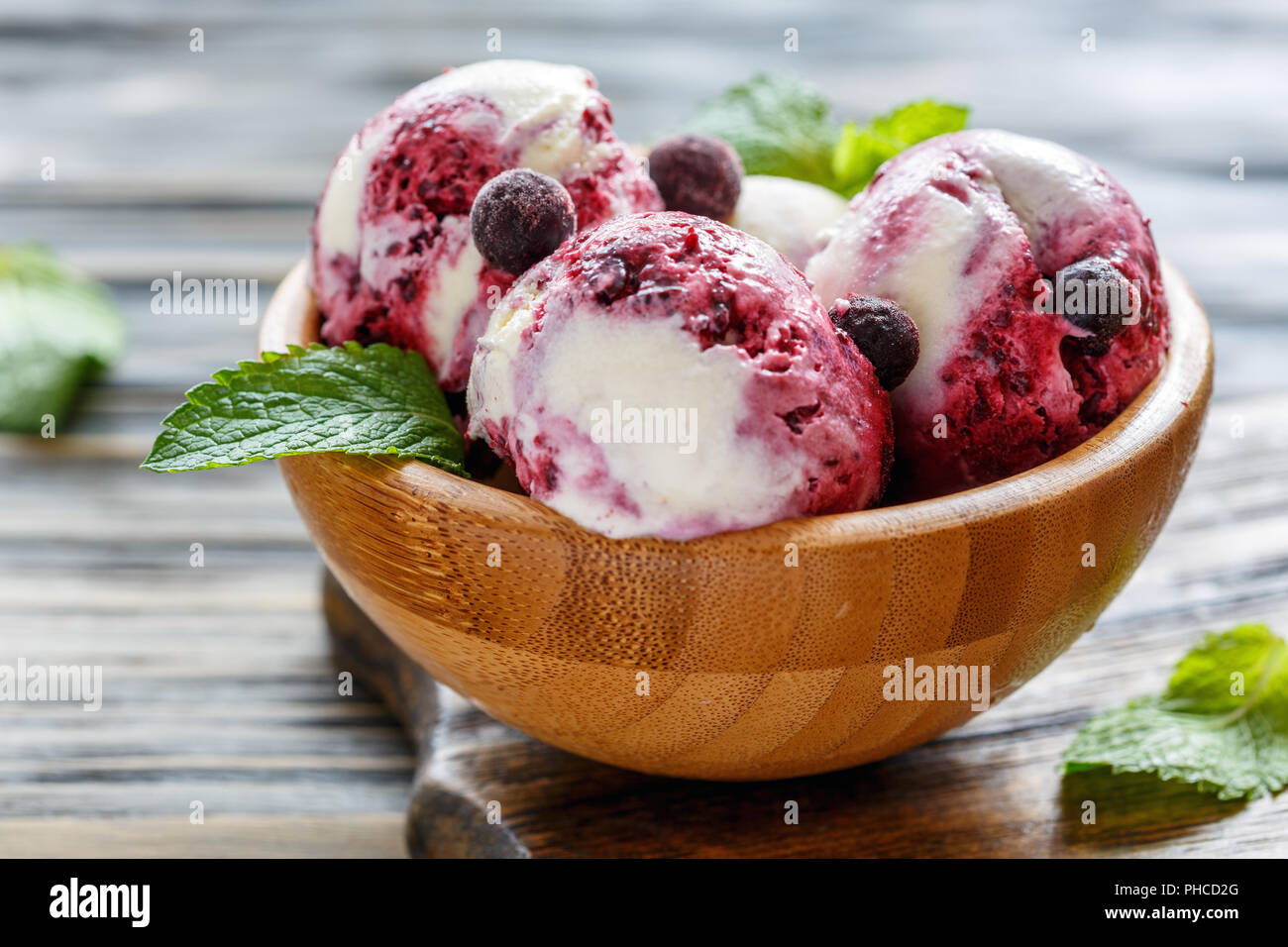 Gelato fatto in casa con il ribes nero. Foto Stock