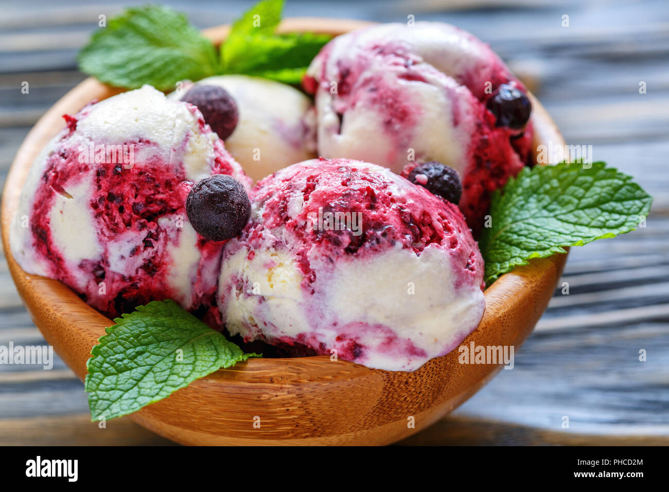 Palline di gelato alla vaniglia con il ribes nero. Foto Stock
