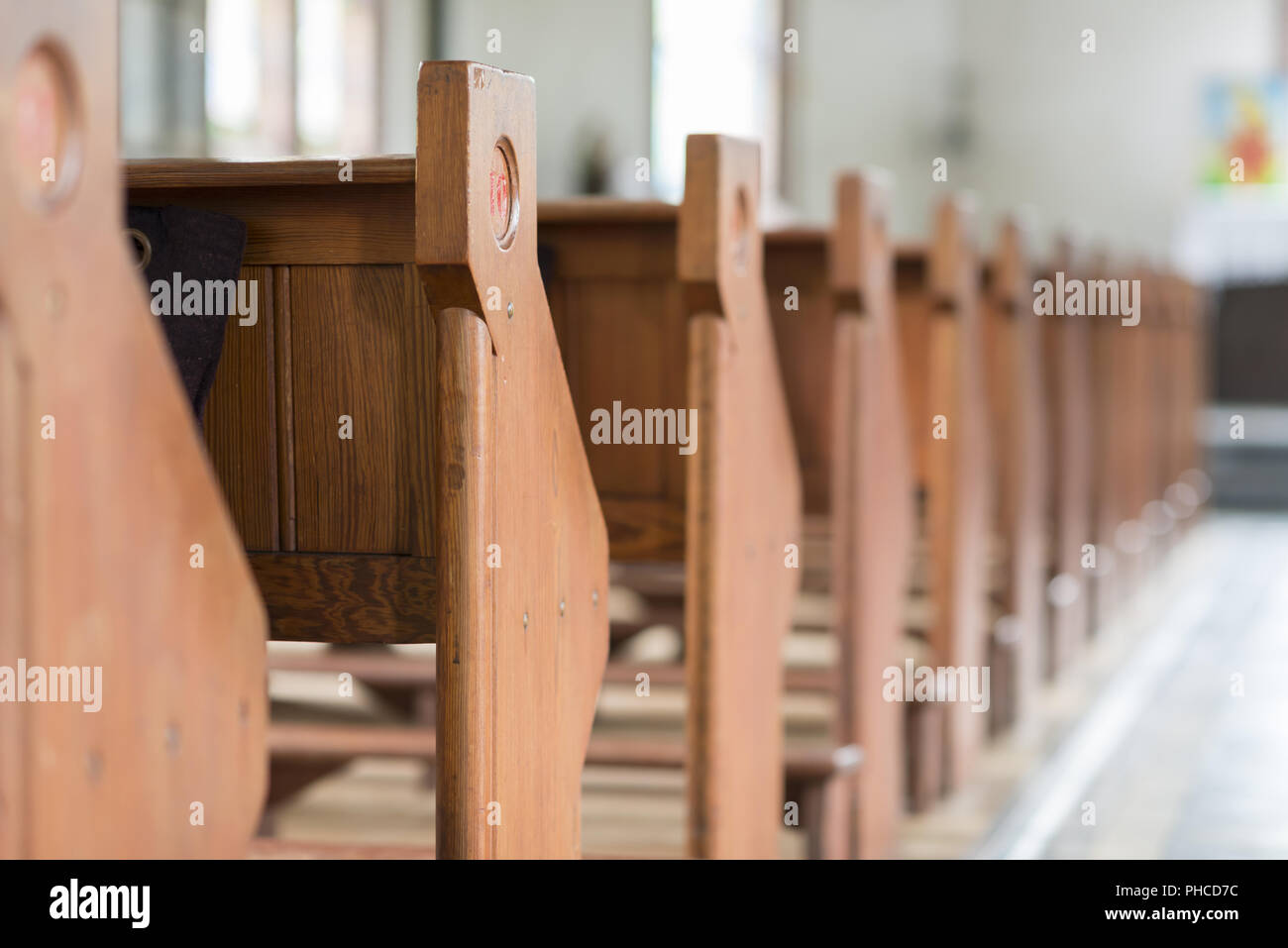 File di banchi in una vecchia chiesa Foto Stock