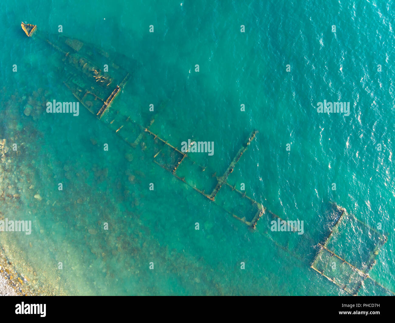 Il Rusty resti del vecchio secco mare nave cargo in acque poco profonde. Antenna vista superiore Foto Stock