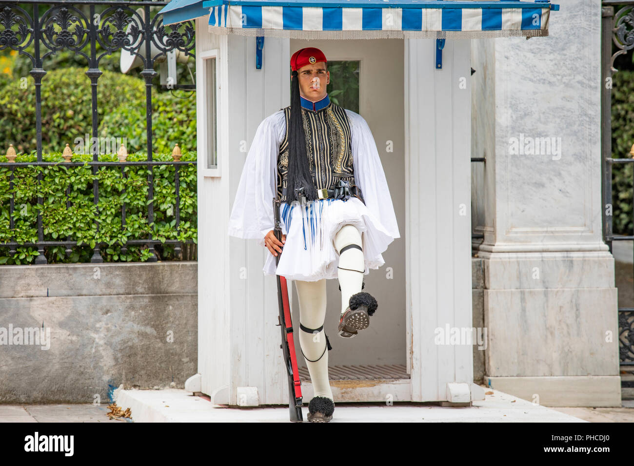 Il cambio della guardia ad Atene in Grecia presso la tomba del Milite Ignoto in Piazza Syntagma Foto Stock