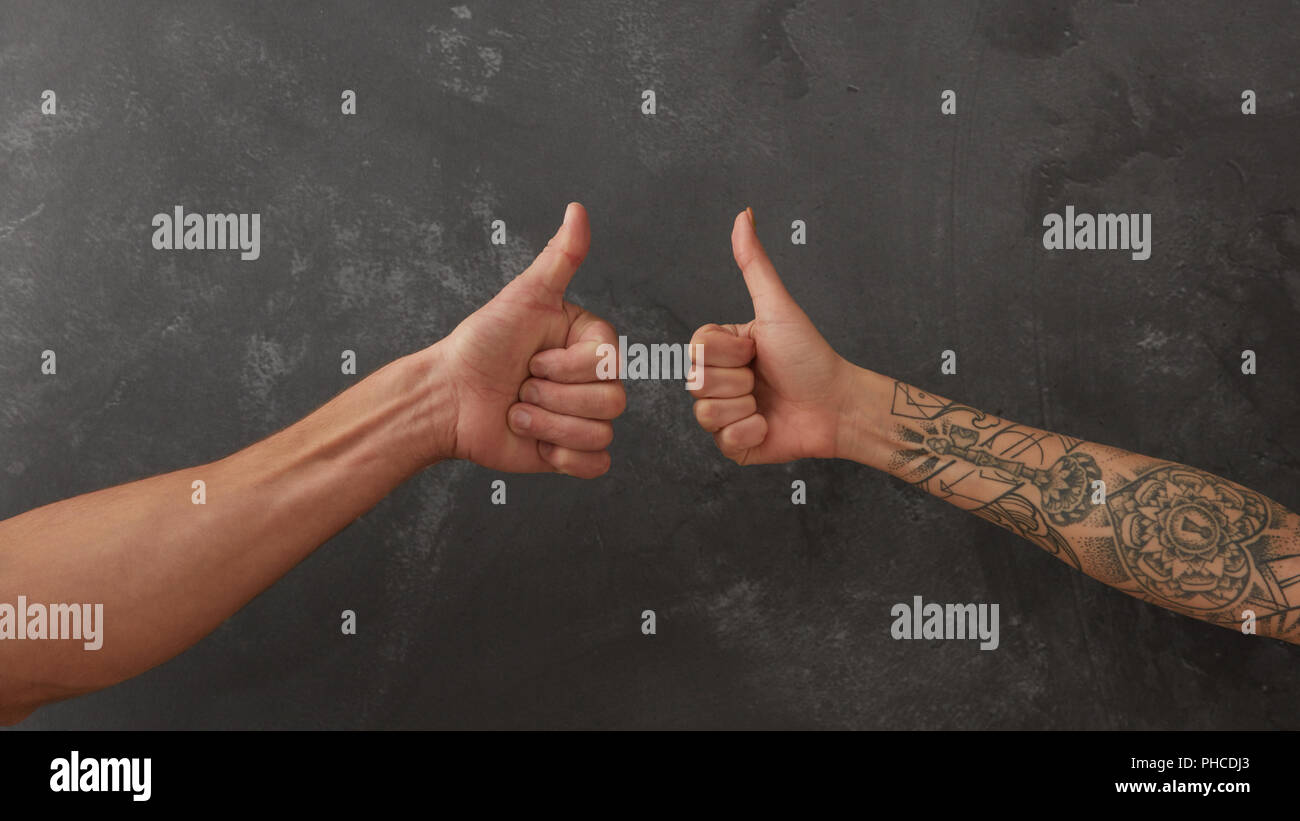 La mano di un uomo e di una donna con mano tattoo Foto Stock