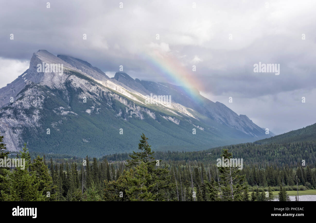 Rainbow e Mount Rundle, il Parco Nazionale di Banff, Alberta, Canada Foto Stock