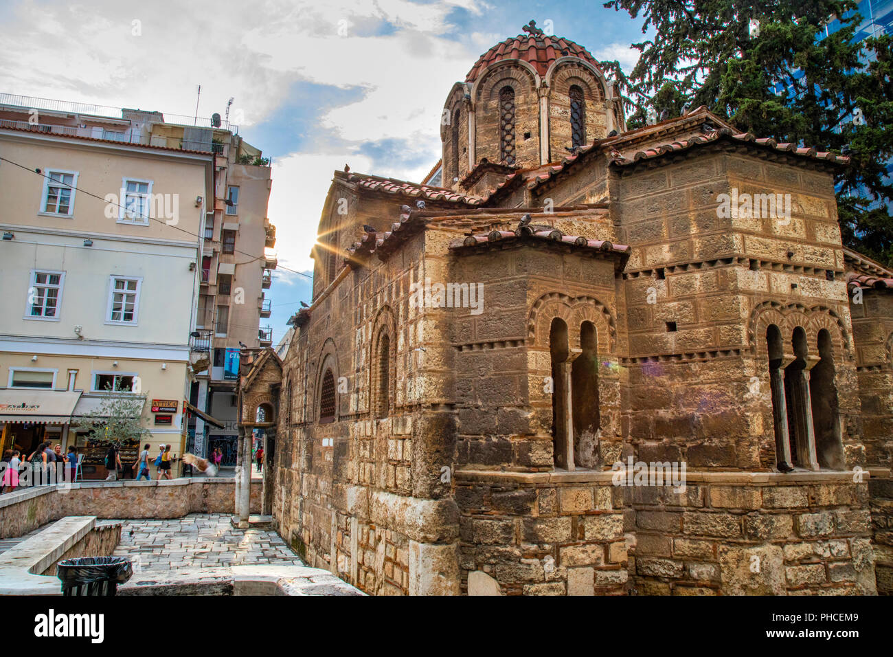 Chiesa di Panagia Kapnikarea ad Atene in Grecia moderno quartiere dello shopping Foto Stock
