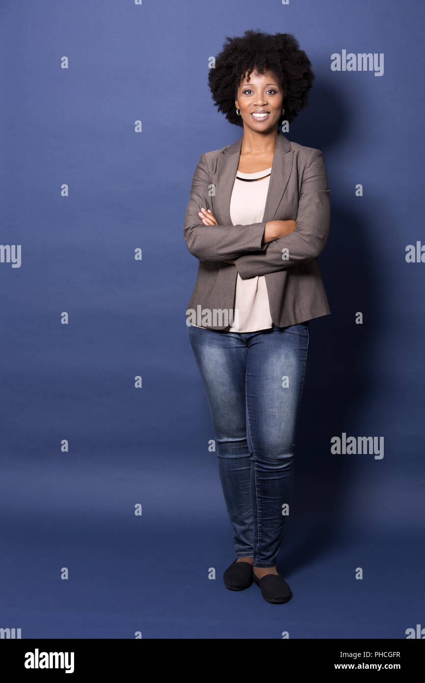 Nero donna informale su sfondo blu Foto Stock