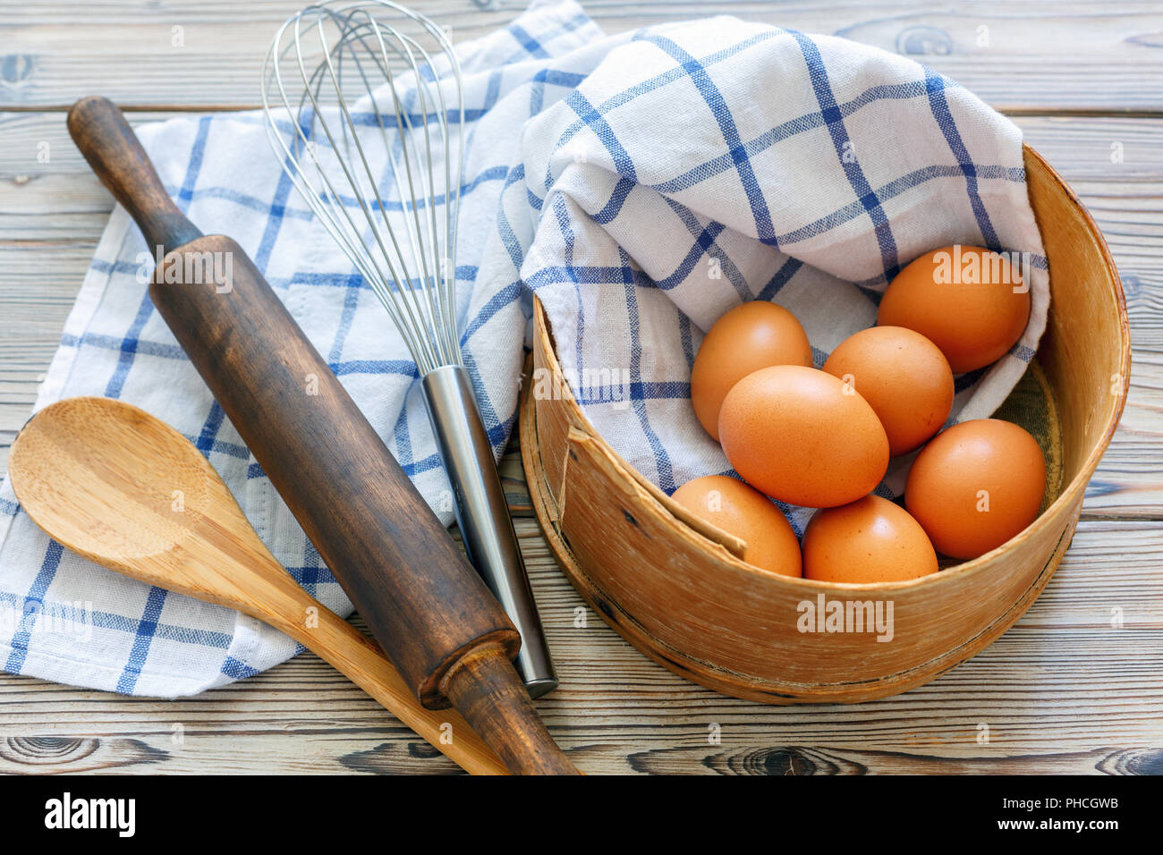 Utensili da cucina e rosolare le uova in un vecchio crivello. Foto Stock