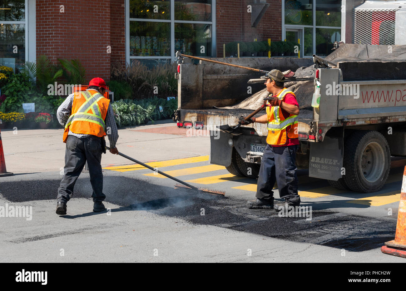 Nuova posa asfalto sia messo su una strada a Montreal, QC, Canada Foto Stock