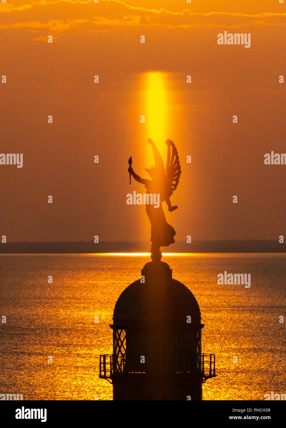 Trieste, 19 agosto 2018. Trieste il Faro della Vittoria faro) al tramonto. La Vittoria Alata (Vittoria alata) statua in bronzo su Foto Stock