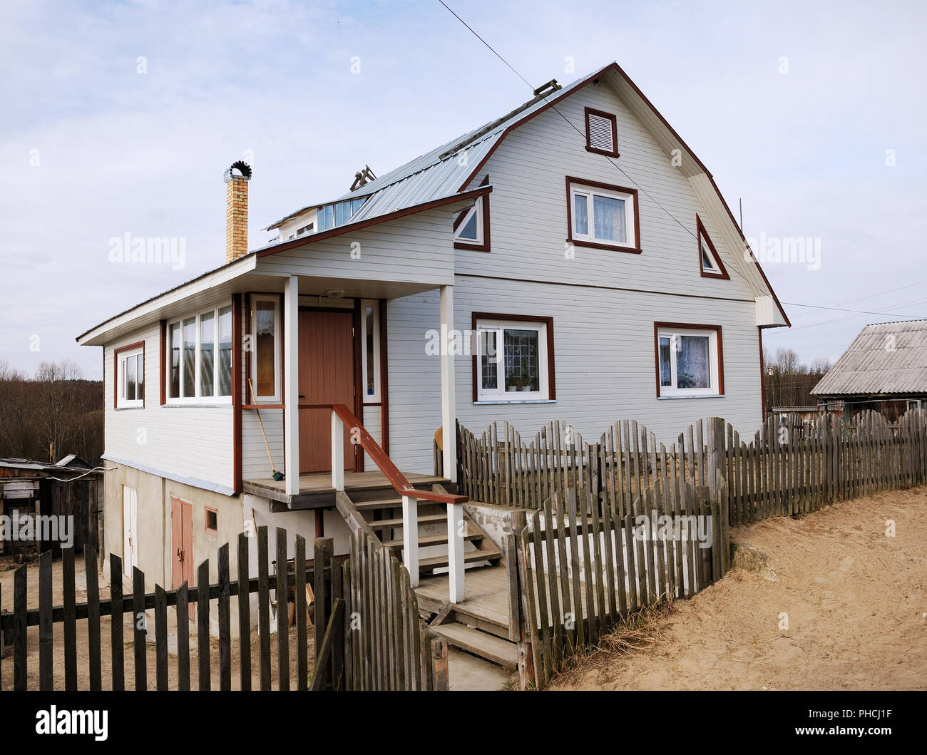 Tipica casa colonica nuovo nella Russia settentrionale Foto Stock