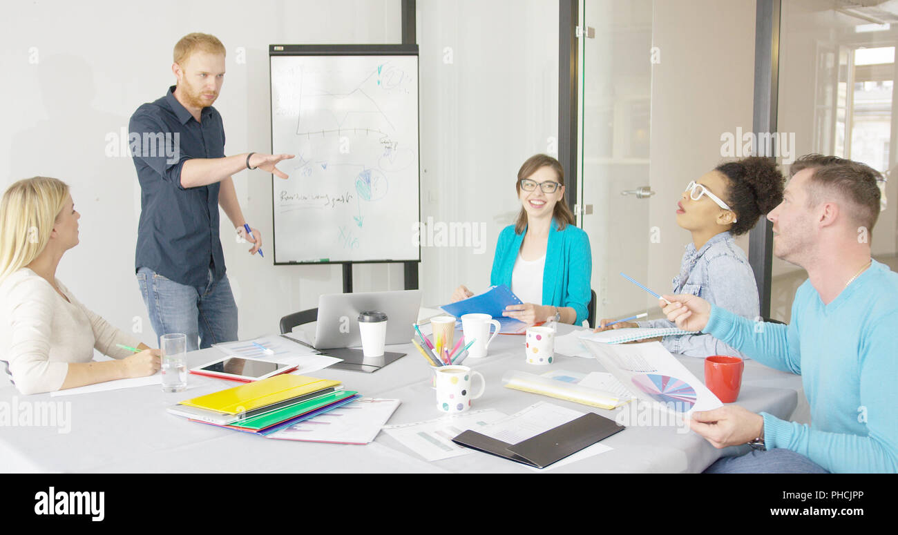I giovani in ufficio condividendo le idee Foto Stock