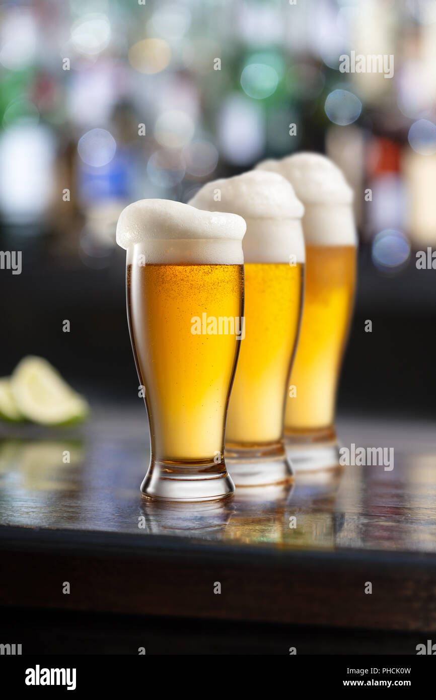 Luce fredda boccale di birra in un pub Foto Stock