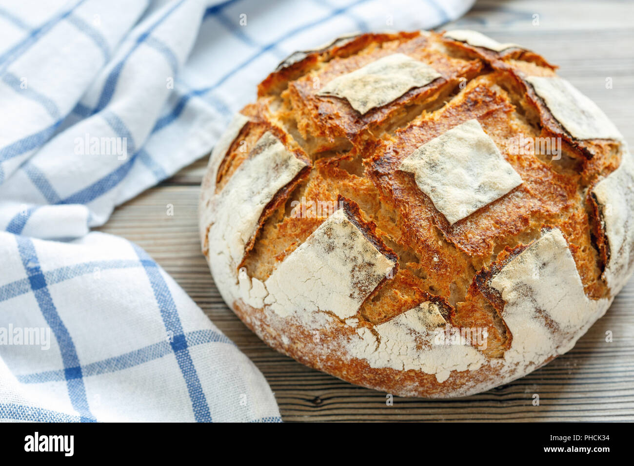 Il pane fatto in casa pasta madre da farine di frumento e di segala. Foto Stock