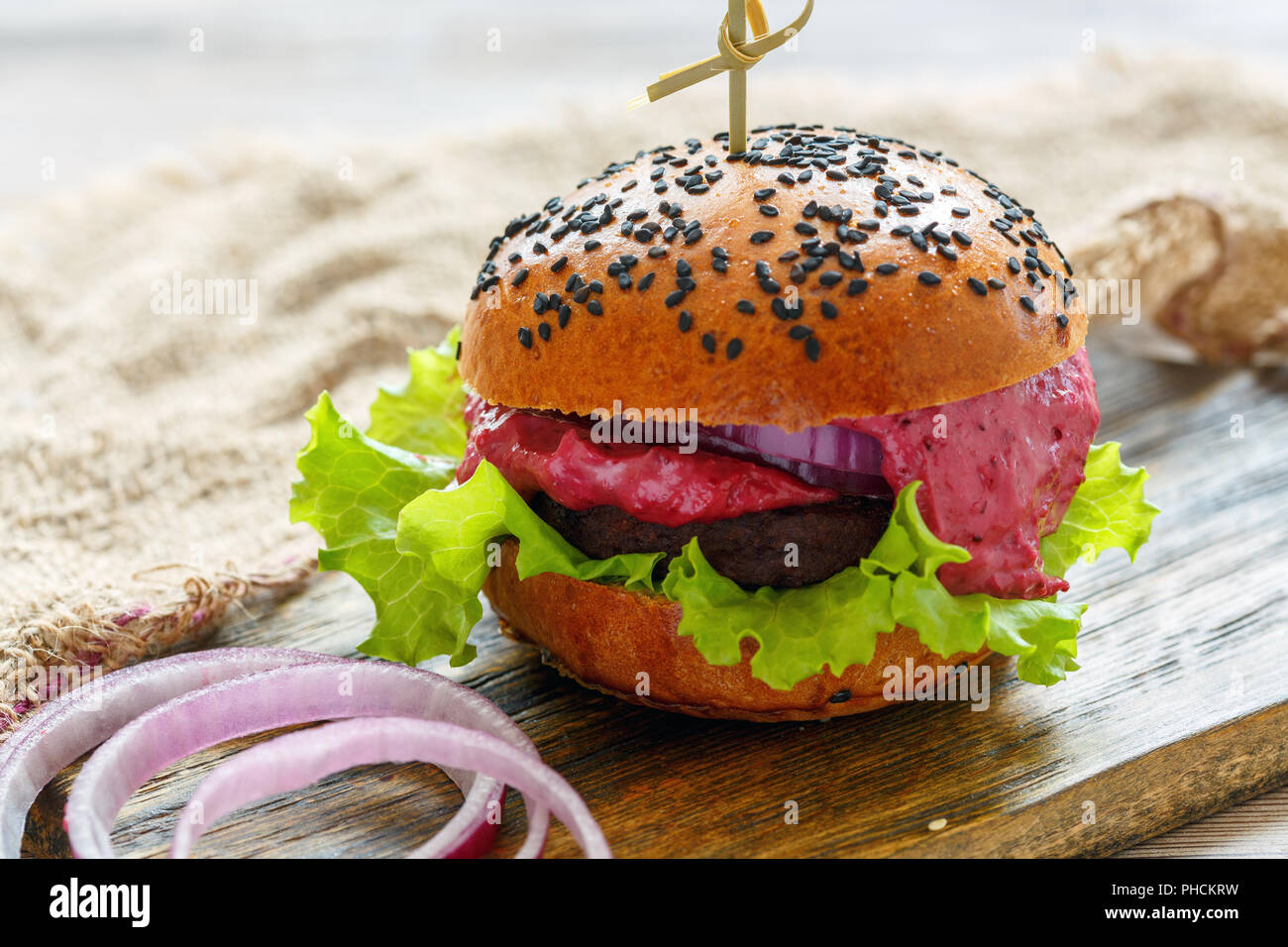 Hamburger fatti in casa con carne di manzo e salsa di frutti di bosco. Foto Stock