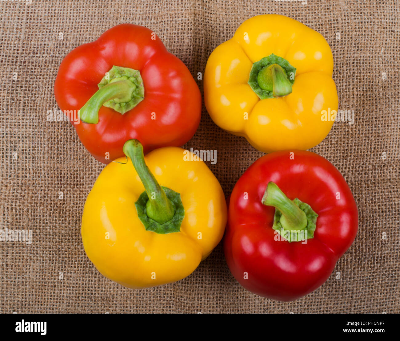 Campana colorati paprica pepe fotografato su un tessuto di iuta Foto Stock