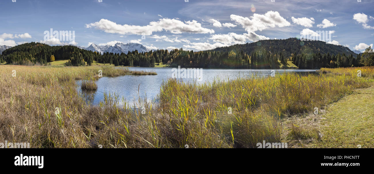 Ampio angolo di visione per il lago in Baviera con montagne delle Alpi Foto Stock