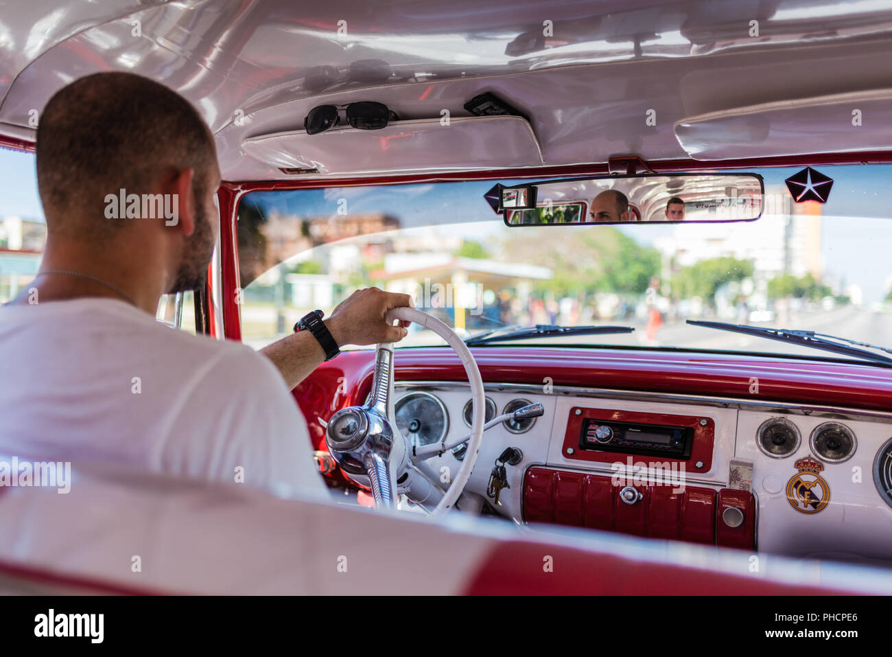 L'Avana, Cuba - Marzo 14, 2016: vedere Havana street scene dall'interno taxi cubano. Foto Stock