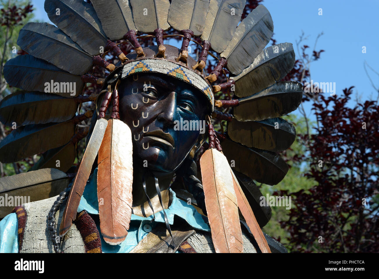 Una scultura in bronzo di un nativo americano warrior (Iroquois) in una galleria d'arte a Santa Fe, New Mexico USA Foto Stock