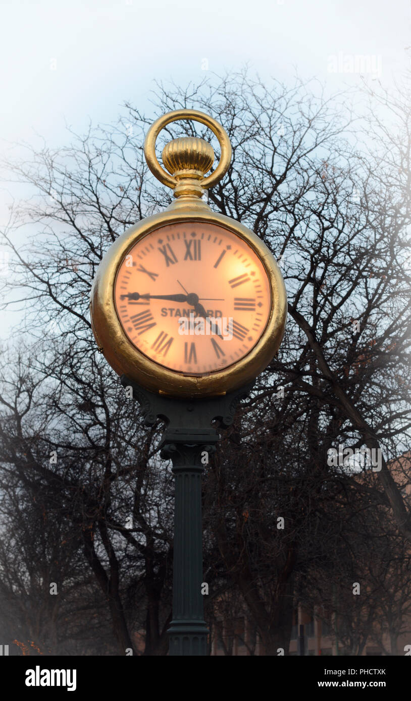 Una strada vintage orologio o clock post, in corrispondenza di un angolo di strada a Santa Fe, New Mexico USA Foto Stock
