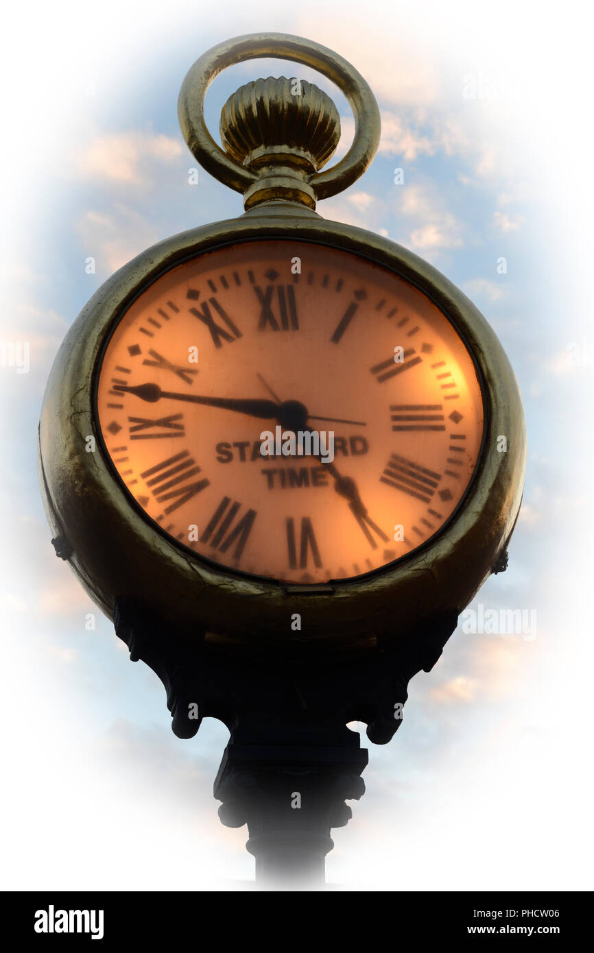 Una strada vintage orologio o clock post, in corrispondenza di un angolo di strada a Santa Fe, New Mexico USA. Foto Stock