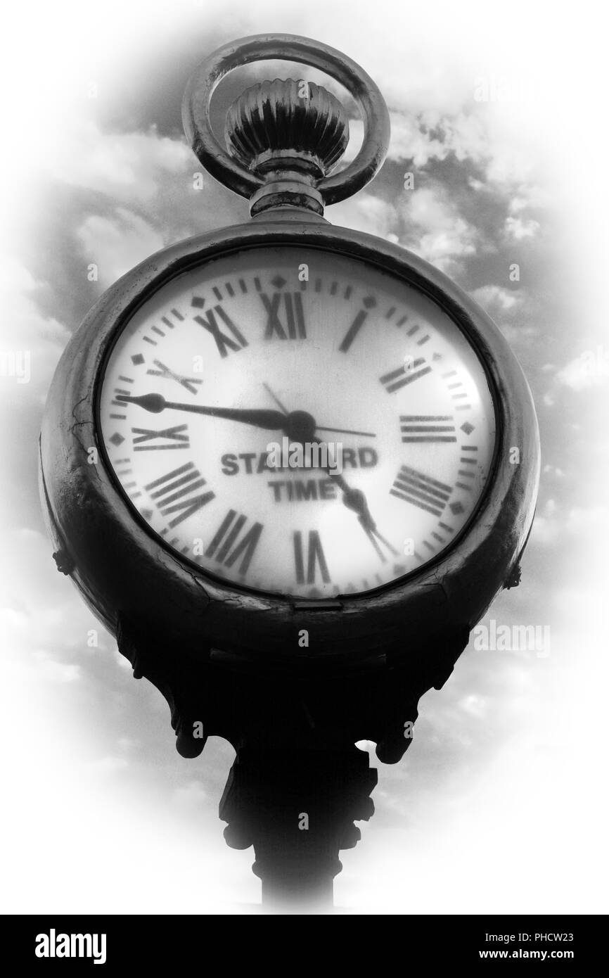 Una strada vintage orologio o clock post, in corrispondenza di un angolo di strada a Santa Fe, New Mexico USA Foto Stock