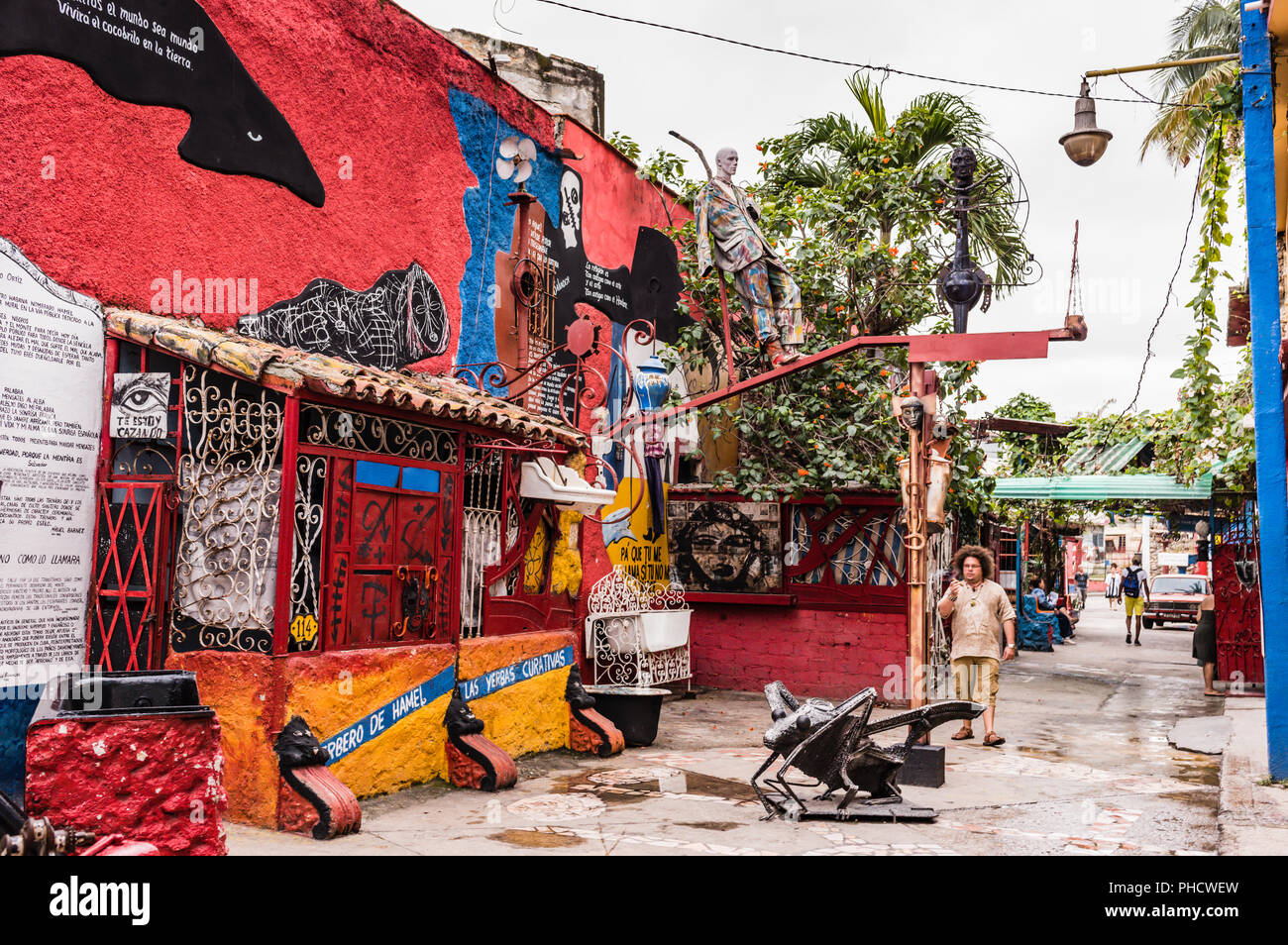 L'Avana, Cuba / Marzo 20, 2016: appartato in un angolo nascosto della Vecchia Havana, Callejón de Hamel (Hamel's Alley) porta di afro-cubane colorata vita. Foto Stock