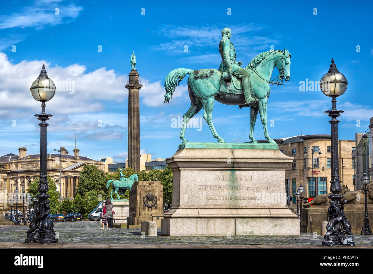 La statua del Principe Alberto consorte a cavallo posizionata tra la vecchia strada vittoriana lampade. Foto Stock