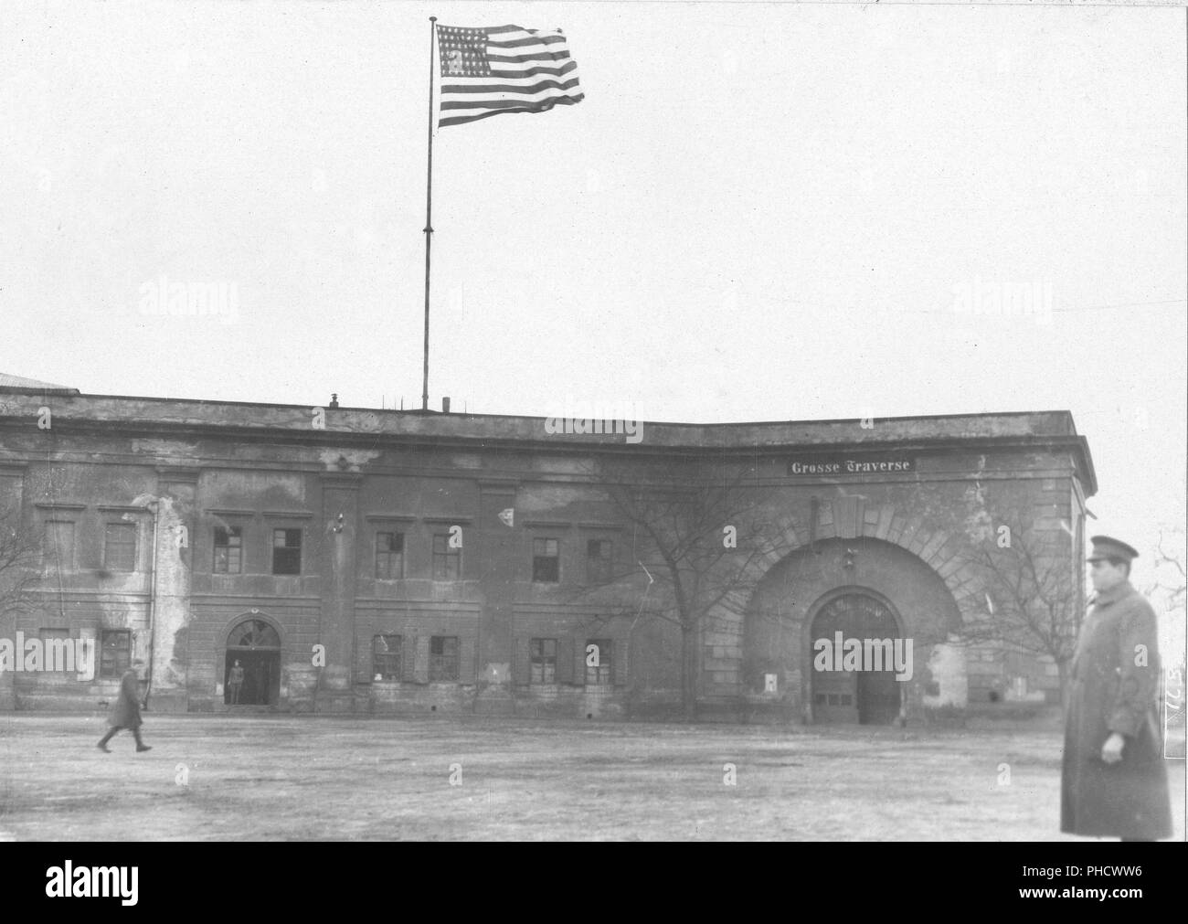 Probabilmente 1919 - esercito di occupazione - MILITARI USA ottieni excurions sul Reno storico. La fortezza di Ehrenbreitstein, sul Reno, dove Col. McCabe su XVII U.S. L'artiglieria bandiera alzata degli Stati Uniti a Washington il compleanno Foto Stock